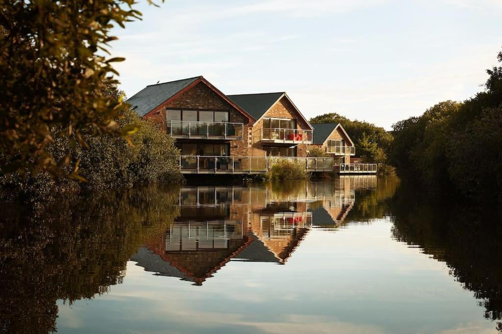 Kingfisher Hot Tub & Log Burner House On Premium Lakeside With Resort Facilities Сент-Колумб-Мейджор Экстерьер фото